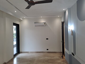 Building Lobby in 4 BHK Builder Floor at Unitech South City 1, Sector 41 – for Sale
