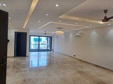 Room in 4 BHK Builder Floor at Unitech South City 1, Sector 41 – for Sale