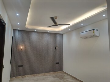 Room in 4 BHK Builder Floor at Unitech South City 1, Sector 41 – for Sale