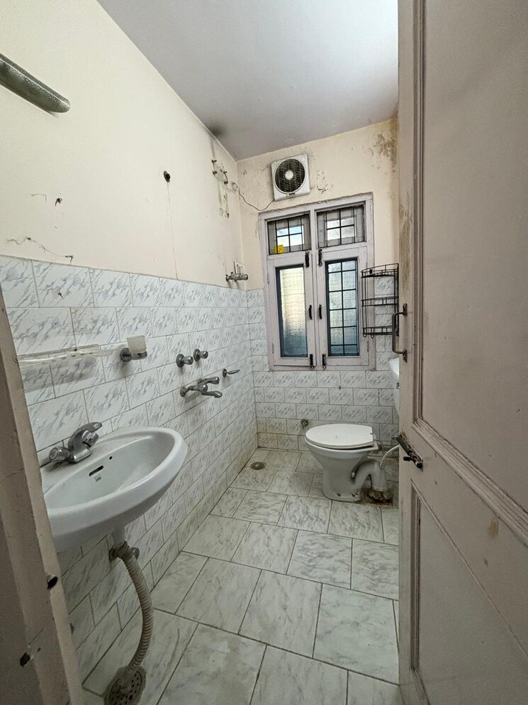 Bathroom, vikasnagar 3 Bedroom 1100 Sq.Ft. Apartment In Vikasnagar Shimla 7087732