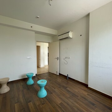 Room in 3 BHK Apartment at Conscient Heritage Max, Sector 102 – for Sale