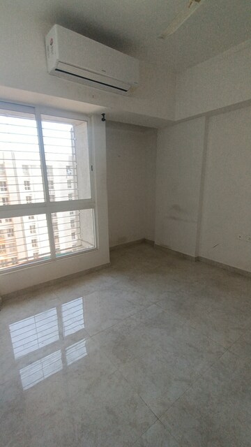 Room in 2 BHK Apartment at Lodha Amara, Kolshet Road – for Sale