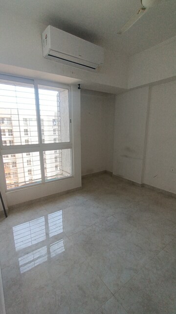 Room in 2 BHK Apartment at Lodha Amara, Kolshet Road – for Sale