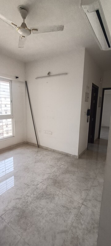 Room in 2 BHK Apartment at Lodha Amara, Kolshet Road – for Sale