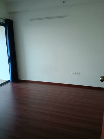 Room in 3.5 BHK Apartment at Amanora Neo Towers, Hadapsar – for Sale