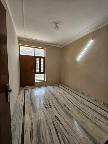 Furnished Amenities in 3 BHK Builder Floor at Richlook Platinum Floors, Sector 42 – for Sale