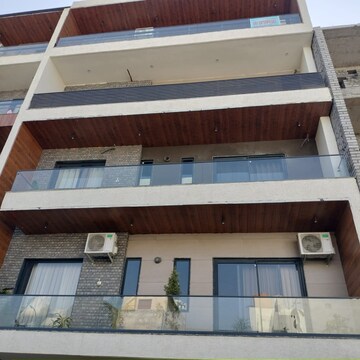 Furnished Amenities in 4 BHK Builder Floor at Sector 40 – for Sale