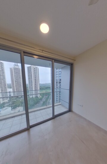 Room in 6 BHK Apartment at Oberoi Realty Exquisite, Goregaon East – for Sale