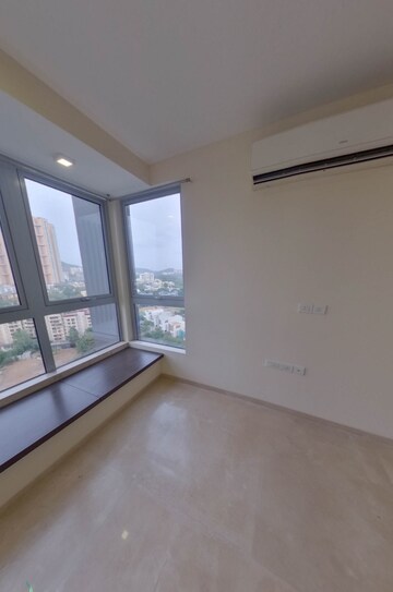 Room in 6 BHK Apartment at Oberoi Realty Exquisite, Goregaon East – for Sale
