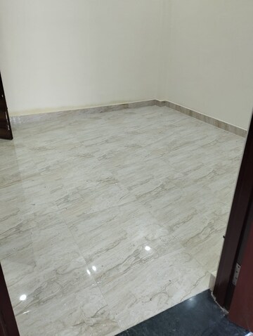 Room in 2 BHK Independent House at Kisan Path – for Sale