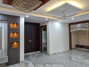 Building Lobby in 4 BHK Builder Floor at Unitech South City II, Sector 50 – for Sale