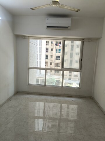Room in 1.5 BHK Apartment at Lodha Amara, Kolshet Road – for Sale