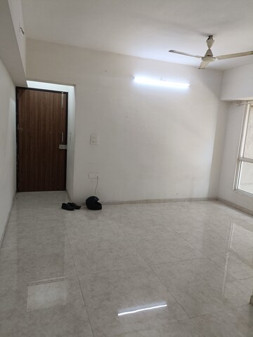 Room in 1.5 BHK Apartment at Lodha Amara, Kolshet Road – for Sale