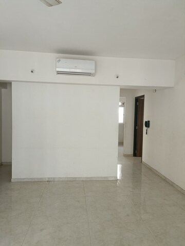 Room in 1.5 BHK Apartment at Lodha Amara, Kolshet Road – for Sale