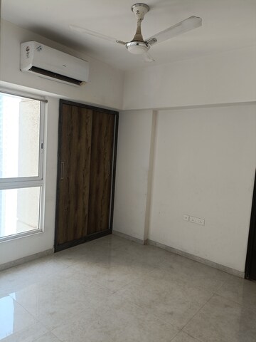 Room in 1.5 BHK Apartment at Lodha Amara, Kolshet Road – for Sale
