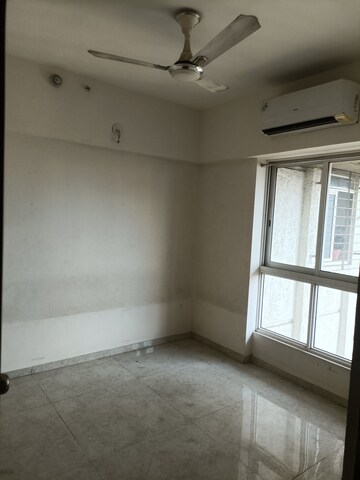 Room in 1.5 BHK Apartment at Lodha Amara, Kolshet Road – for Sale