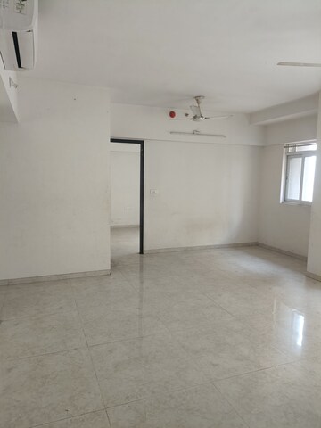 Room in 1.5 BHK Apartment at Lodha Amara, Kolshet Road – for Sale