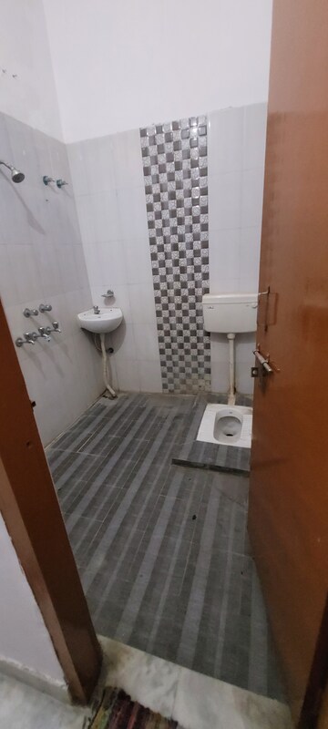 Bathroom in 6 BHK Independent House at Gomti Nagar – for Sale
