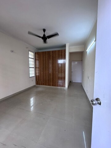 Room in 3 BHK Apartment at Omaxe Lake, North Mullanpur – for Sale