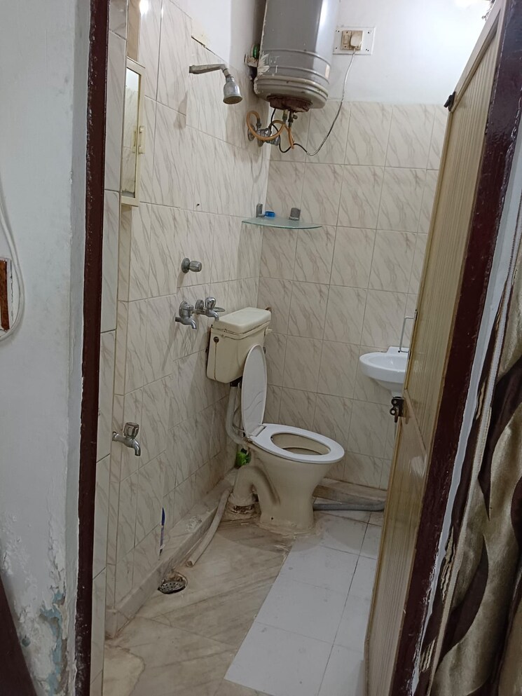 Bathroom, lajpat nagar 1 Bedroom 561 Sq.Ft. Builder Floor In Lajpat Nagar Delhi 7117073