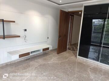 Room in 4 BHK Builder Floor at Janakpuri – for Sale