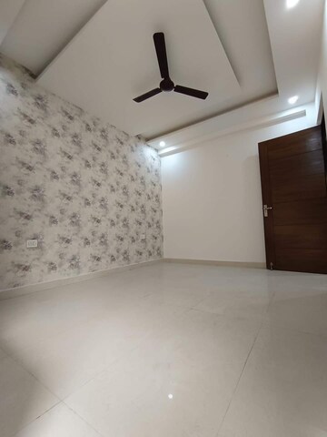 Room in 4 BHK Builder Floor at Green Fields Colony – for Sale