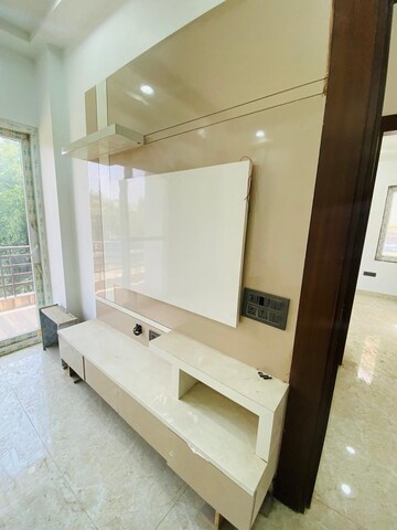 Kitchen in 3 BHK Builder Floor at BPTP Parkland Pride, Sector 77 – for Sale
