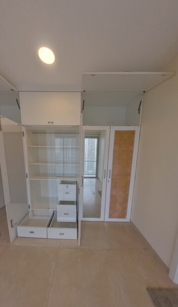 Bathroom in 6 BHK Apartment at Oberoi Realty Exquisite, Goregaon East – for Sale