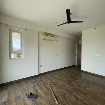 Room in 3 BHK Apartment at Conscient Heritage Max, Sector 102 – for Sale