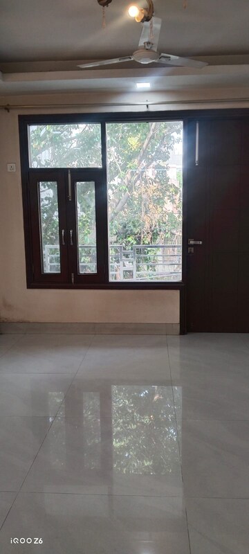 Room in 4 BHK Builder Floor at Chittaranjan Park – for Sale