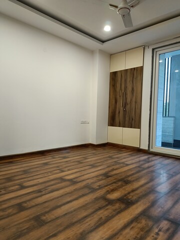 Room in 3 BHK Builder Floor at Empire Floors, Sector 57 – for Sale