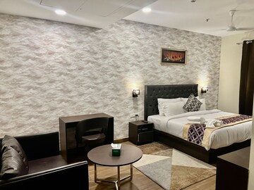 Master Bedroom in 5 BHK Villa at Amrapali Leisure Valley, Tech Zone 4 Greater Noida – for Sale