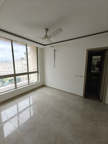 Room in 1.5 BHK Apartment at Hiranandani Lavinia, Ghodbunder Road – for Sale