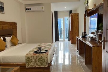 Building Lobby in 4 BHK Builder Floor at BP Homes, Sector 85 – for Sale