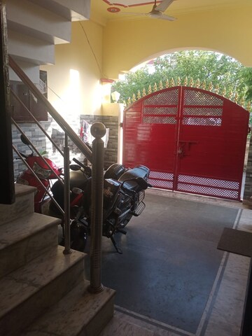 Parking in 6 BHK Independent House at Gomti Nagar – for Sale