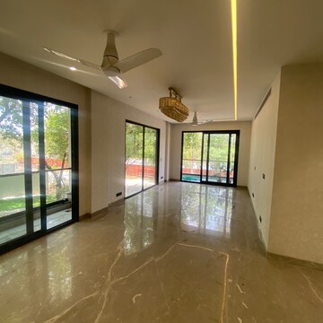 Room in 4 BHK Builder Floor at Unitech South City 1, South City 1 – for Sale