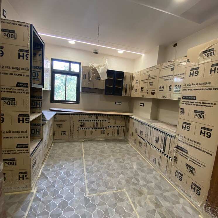  Parking, peera garhi 3 Bedroom 1800 Sq.Ft. Builder Floor In Peera Garhi Delhi 7133196