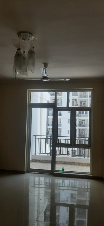 Room in 3.5 BHK Apartment at Omaxe R2, Gomti Nagar – for Sale