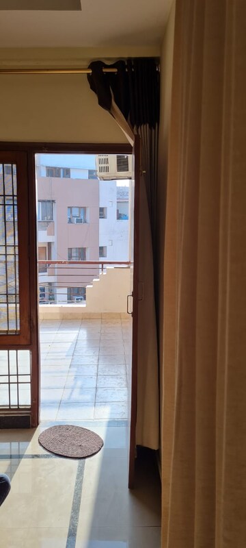 Room in 2.5 BHK Apartment at Gomti Nagar – for Sale