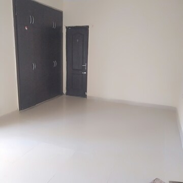 Room in 3.5 BHK Apartment at Aims Golf City, Sector 75 – for Sale