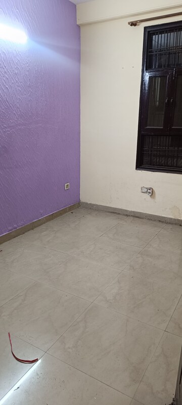Room in 2.5 BHK Apartment at Himalaya Pride, Tech Zone 4 Greater Noida – for Sale