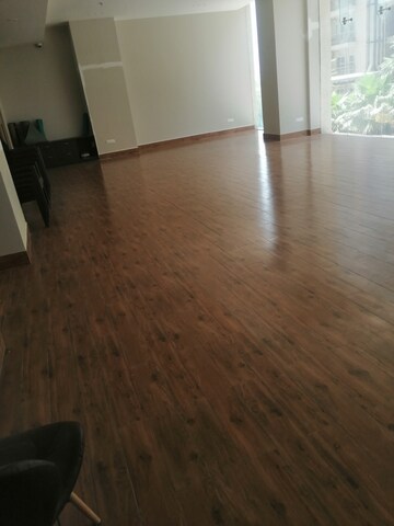Room in 3 BHK Apartment at Alpine AIGIN Royal, Sector 1 Greater Noida – for Sale