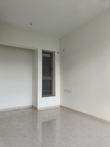Room in 2 BHK Apartment at Kalpataru Paramount, Kapur Bawdi – for Sale