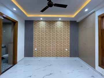 Room in 4 BHK Builder Floor at Green Fields Colony – for Sale
