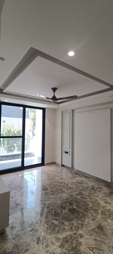 Building Lobby in 3 BHK Builder Floor at Anand Vihar – for Sale