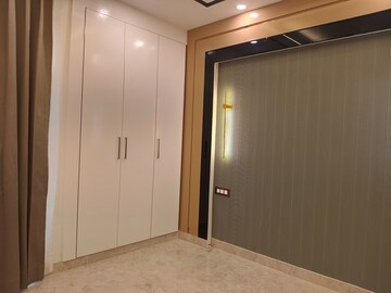 Room in 3 BHK Builder Floor at J Mart, Sector 70 – for Sale