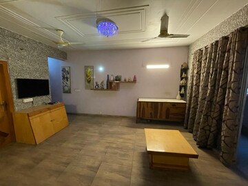 Living Room in 2 BHK Apartment at DLF Regency Park I, Dlf Phase iv – for Sale