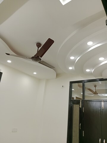 Furnished Amenities in 3 BHK Builder Floor at Laxmi Nagar – for Sale