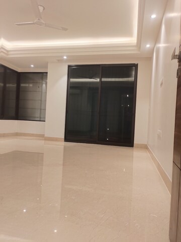 Furnished Amenities in 4 BHK Builder Floor at Kailash Colony – for Sale