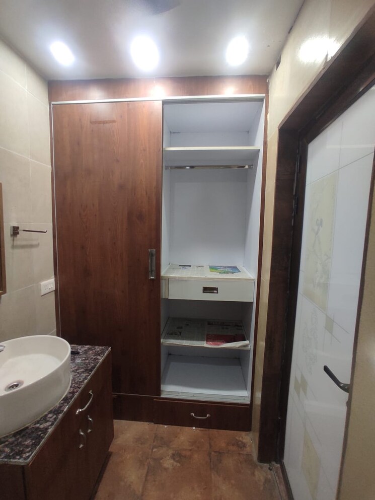Bathroom, palam-vyapar-kendra 2 Bedroom 180 Sq.Yd. Builder Floor In Sector 2 Gurgaon 7149612